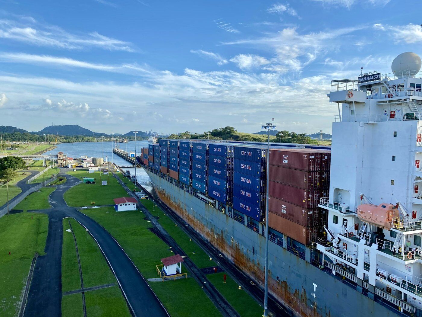 Barco cruzando las esclusas del Canal de Panamá